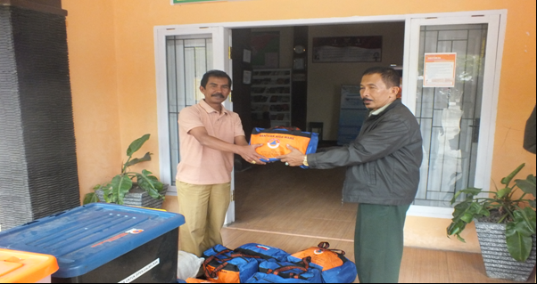 Dokumentasi Penyerahan Logistik Bantuan Banjir