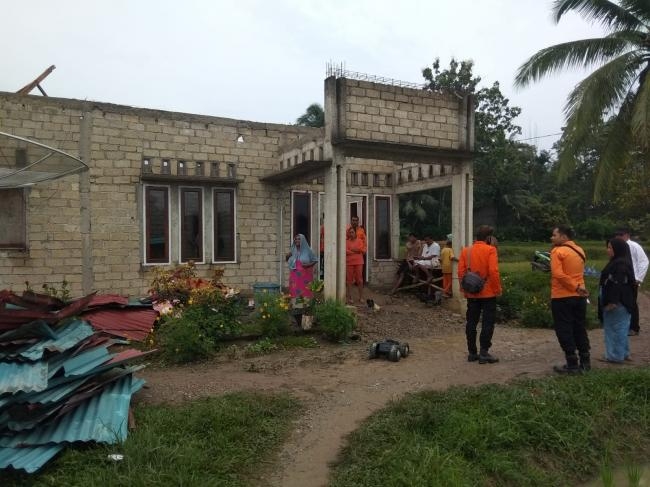 ANGIN PUTING BELIUNG MENERJANG 3 UNIT RUMAH WARGA DI KECAMATAN BUKIT SUNDI