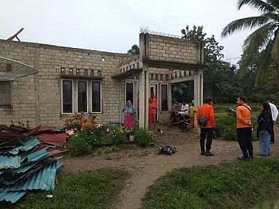 ANGIN PUTING BELIUNG MENERJANG 3 UNIT RUMAH WARGA DI KECAMATAN BUKIT SUNDI